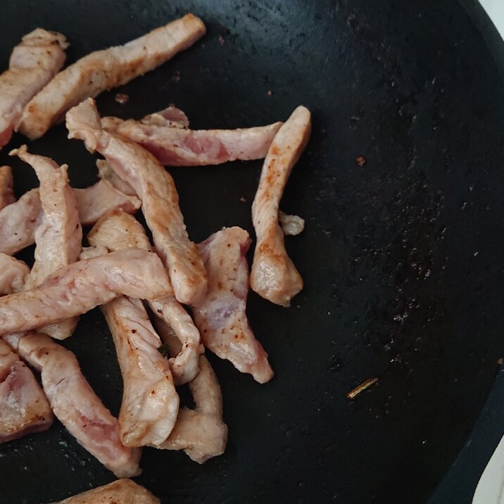 豚の醤油漬けで肉炒め